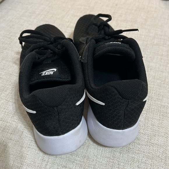Women’s Black & White Nike - Picture 6 of 9